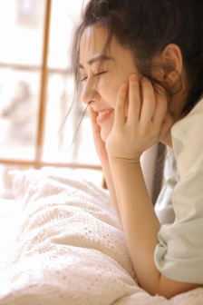 白丝女仆M开腿SM调教室